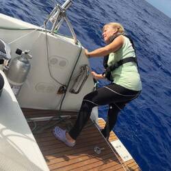 wo hängt die Leine an der Seite noch fest?