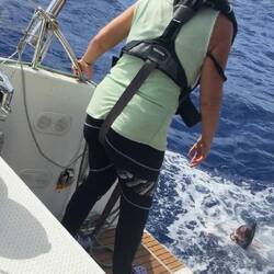 das aufknallende Heck des Bootes lässt das Wasser schäumen