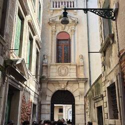Historisches Eingangstor zum Palazzo Grimani