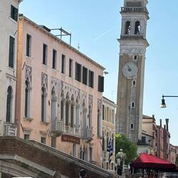 Kirchtürme stehen schief, weil man sie nicht aufstocken kann wie die Häuser.