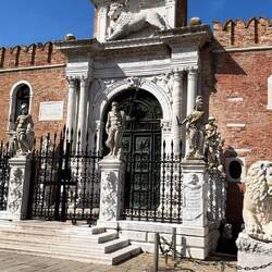 Arsenal: Schiffswerft, Zeughaus, Flottenbasis der ehem. Republik Venefig. Heute Militärbasis