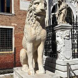 Löwe vor dem Arsenal