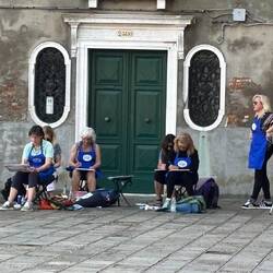 Amerikanisch-englische Zeichenkurs-Teilnehmerinnen