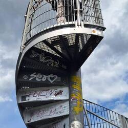 Na, die paar Stufen nehme ich auch noch mit. War ganz schön wackelig da oben. 🫣