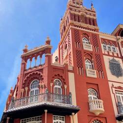 Wohn- und Geschäftshaus: die kleine Giralda. Die große steht in Sevilla.