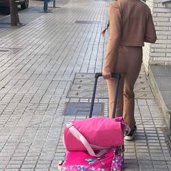 Fast alle spanischen Schulkinder ziehen Rollwägelchen hinter sich her, ab Klasse 1. Schulranzen??