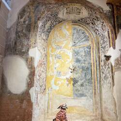 Moderne Porzellankunst vor alten Fresken