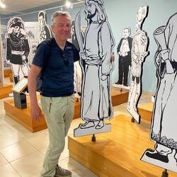 Lauter Pappkameraden mit Auflösung auf der Rückseite. Hier ein lokaler Herrscher, Al-Mansur, 1022