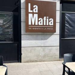 Das Lokal heißt wirklich so: Die Mafia sitzt mit am Tisch.