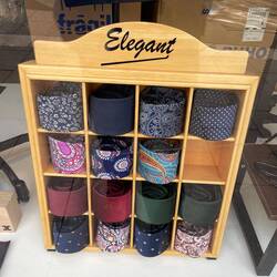 Angesagte Krawatten in der Auslage eines Herrenbekleidungsgeschäftes