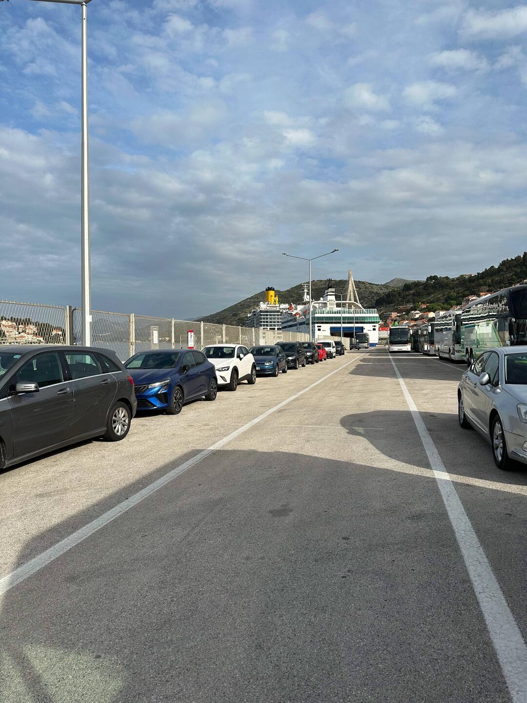 Blick auf die Fähre, davor liegt der Kreuzfahrer