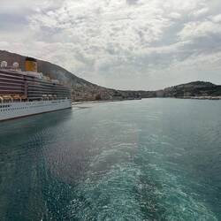 Kreuzfahrer und Hafen