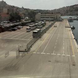 Blick von der Fähre auf den Parkplatz