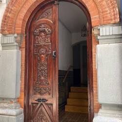 Holz außen, Fliesen innen