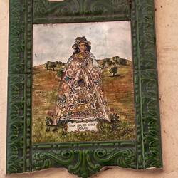 Diese Fliese ziert einen Hauseingang.