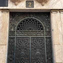 Wenn nicht aus Holz, dann doch eine schmiedeeiserne Haustür