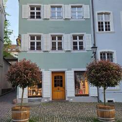 Das »Haus zur roten Schär« ist erstmals 1364 als Haus "zum Tutenkolben" erwähnt.