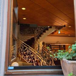 Mit einer wahnsinns Treppe.