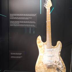 Chitarra elettrica in ambra