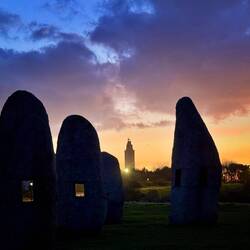 Menhire (Steine) des Leuchtturms und Steine des Kreises in einem Foto