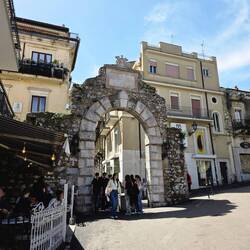 Porta Messina, das Tor zur Stadt
