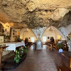 Zwischenstopp in der Kapelle "Chiesa della Madonna della Rocca" – in den Fels gebaut
