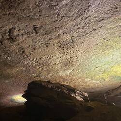 Früher gab es auch Fuß Touren durch die Höhle = Geländer notwendig