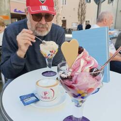 Plötzlich ein zahmes Kätzchen beim Eislöffeln