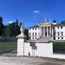 Un. Des jolis palazzo le long du canal.