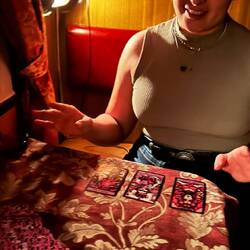 Tarotkartenauslesung im magischen Schlafabteil.