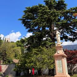 Mariensäule, im Hintergrund der Pulverturm