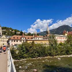 die Thermenbrücke führt über die Passer