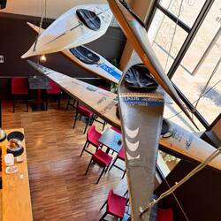 fliegende Kajaks in der Bar