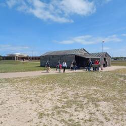 Die zwei Hangars (extra im Duden nach Mehrzahl Hangar geschaut 😉).