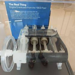 Reste des Originalmotors ergänzt durch Plastikteile.