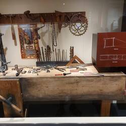 Die Werkstatt, teilweise mit original Werkzeug.