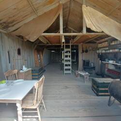 Der erste Hangar wurde zum Wohnenraum als der Flieger zu groß wurde und ein Neuer gebaut wurde.