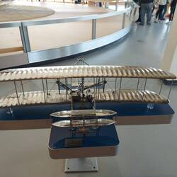 Modell zum Ertasten für Blinde, inkl. Blindenschrift an verschiedenen Teilen.