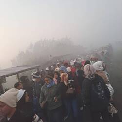 Die Menschen am Aussichtspunkt - noch im Nebel