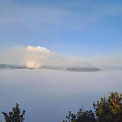 Der Bromo schaut aus dem Nebel in der Caldera heraus