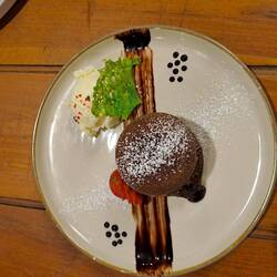 Der Nachtisch heißt passenderweise Lava Cake 🧁