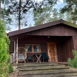 Entlang des Sees gibt es auch kleine schnucklige Holzhütten.