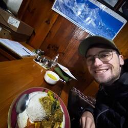 Au menu: Dahl Baat, le repas typique d'ici, proposé par tout les gîtes