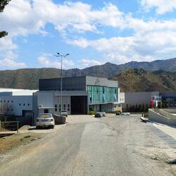 Keine Ahnung wer in diese Pampa so nen Fetten Beton Klotz baut..der LKW Umschlag beide er Stecke ?!?