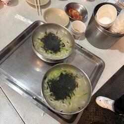 Das war die Seetangsuppe mit ihren Nudeln. Fantastisch.