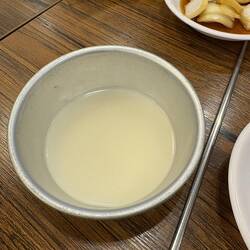 Der Reiswein soll das Öl der Pancakes im Mund aufnehmen.
