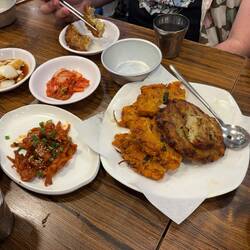 Hier die Pancakes mit Kimchi und eingelegten Zwiebeln, dazu gab es koreanischen Reiswein.