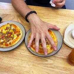 Riesen Pizza gegessen