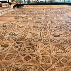 Restaurierte Mosaike der Bishop's Basilika