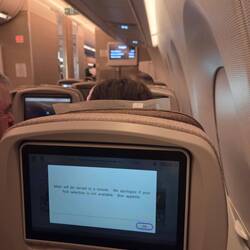 Es gab keinerlei Durchsagen vom Flugkapitän... die Besatzung agiert wie Roboter